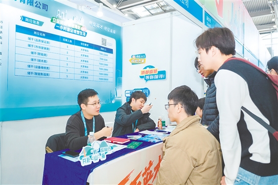 鹤山市人力资源和社会保障局组织本土重点企业参加“百万英才汇南粤”大型综合招聘会。