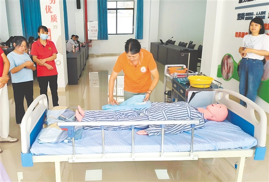 鹤山市人力资源和社会保障局大力推进“南粤家政”“粤菜师傅”“广东技工”工程，多渠道提升群众职业技能水平。