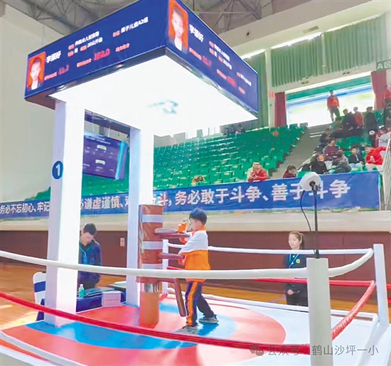 赛场上，沙坪街道第一小学（东校区）的武术小将们尽展风采。