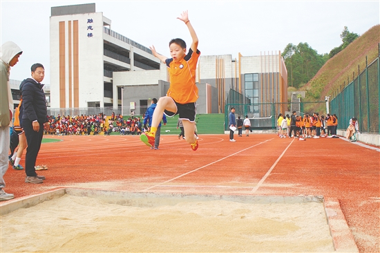 该校积极营造良好的体育氛围，组织学生参加校外比赛。