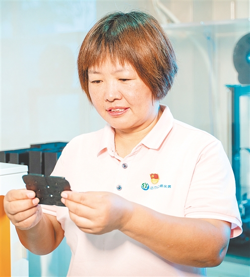 王富春（女），江门公用水务环境股份有限公司供水事业部技术管理部经理，中共党员，她扎根一线24年，近两年推动40项技术项目落地，15项成果完成转化，自主研发的“水务表组支撑装置”获国家专利。