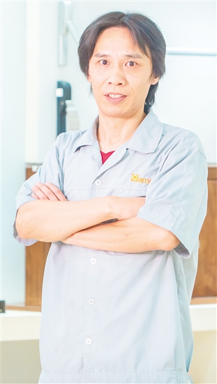 唐太林，江门市嘉铭五金制品有限公司研发工程师，他专注逃生门锁研发，主导设计19款量产产品，获11项实用新型专利。其研发的“一推即开”逃生锁成为生命通道守护者，创造良好经济社会效益，彰显工匠精神与创新担当。