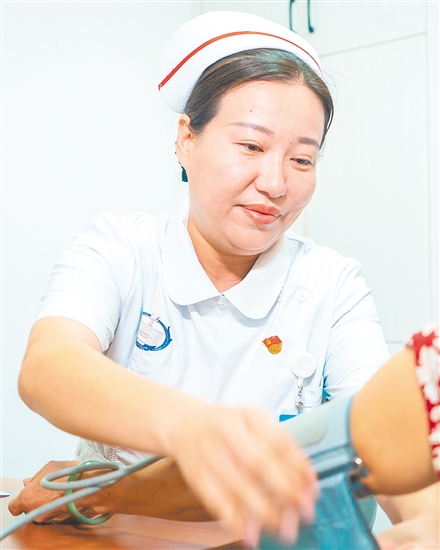 徐娜（女），江门市第二人民医院护士长，中共党员，她坚守基层20余年，创新“分片包干+精准随访”模式，守护辖区22万居民健康；为辖区居民建健康档案、为老人送药上门，以专业坚守诠释医者初心。