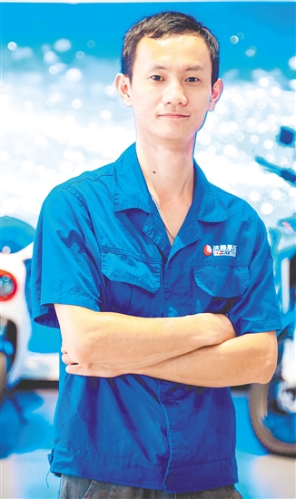 刘达成，江门市珠峰摩托车有限公司生产主管，他始终坚守“设备故障不过夜”原则，为公司解决80余起设备故障，节省成本60多万元；带领技术团队攻克30多项技术难题，设备生产效率提升60%。