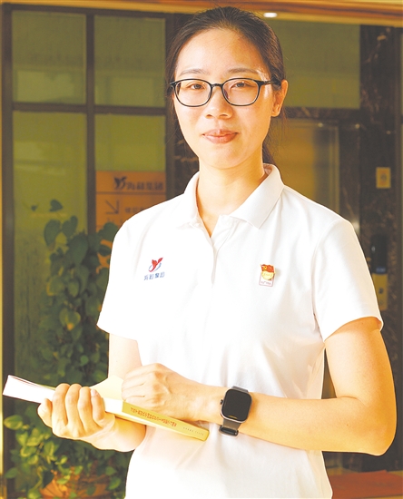 郑雪琼（女），江门市海和饲料有限公司采购员，中共党员，她通过优化采购流程、整合供应商资源以及精准的成本控制措施，使原材料采购成本下降，有力提升了企业的利润空间。