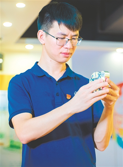 伍步高，江门市新会技师学院教师，中共党员，在课堂上，他结合企业实际案例进行讲解；在实习指导过程中，手把手地教导学生，曾荣获“全国技术能手”“广东省技术能手”等称号。