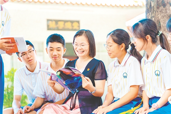 谭琼念（女），江门市新会第一中学党委副书记、校长，中共党员，她躬耕教学一线，培养出12名清华北大学子，指导45名学生获省级竞赛奖项；开设“创新实验班”“美术班”等特色班型，多元育人成效显著。