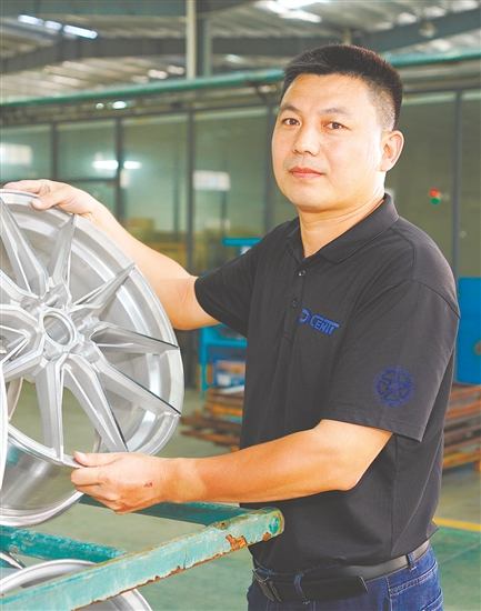 曾春华，台山迪生力汽轮智造有限公司技术副总监，他深耕铝合金轮毂生产与研发领域20余载，参与多项国标制定，主导公司关键技术研发，为行业标准制定与公司核心技术体系建设做出突出贡献。