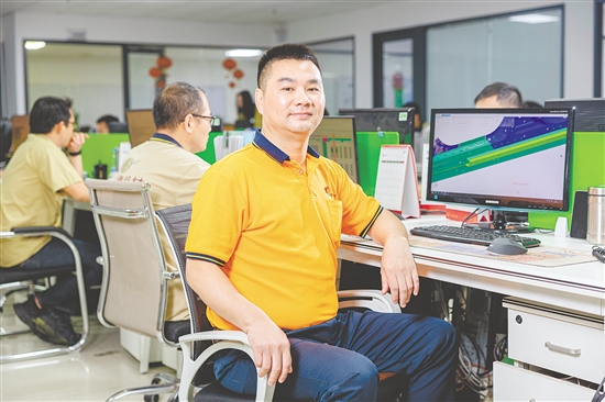 吴开军，台山市金桥铝型材厂有限公司研发部新能源汽车铝挤压型材产品机加工、焊装工艺开发工程师，中共党员，他主导完成多项重点项目的工艺开发，拥有发明专利等18项，致力于推动技术创新与成果转化。