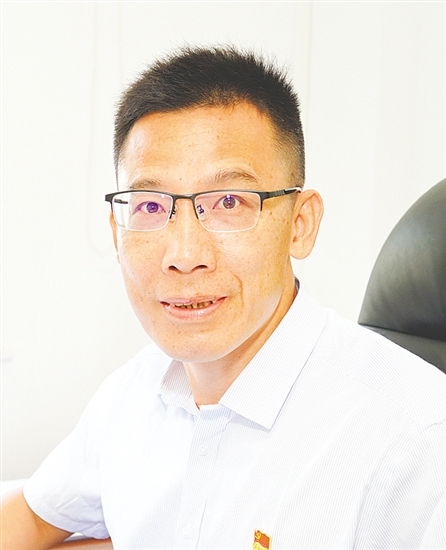 陈志杰，广东交通实业投资有限公司西部沿海分公司机电隧道部副经理，中共党员，他从事高速公路机电技术管理工作23年，主导研发运用10项“微智能”系统，高效保障机电运行稳定，为交通强国建设贡献力量。