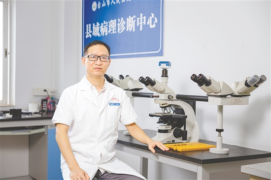 谭超华，台山市人民医院病理科主治医师，在援疆期间，他指导病理科开展工作，签发病理报告四千余份，开展术中快速病理诊断和免疫组化，填补地区空白，推动科室首次获评兵团优秀项目单位，被评为“最美援疆医生”。