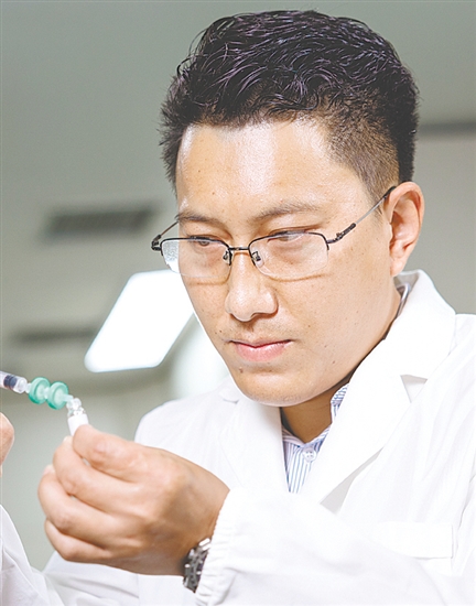 徐孝海，台山市共荣食品有限公司办公室主任，中共预备党员，他深耕鳗鱼加工领域十五年，主导研发的专利技术推动生产智能化升级，其构建的数字化管理体系使产品抽检合格率连续五年达100%。