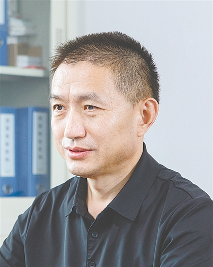 徐爱宁，广东远宏水产集团有限公司办公室主任，中共党员，他专注技术革新，攻克多项水产加工与农机研发难题，获中国产学研合作创新奖及省级推广奖，有效破解了南方水田机械化作业难题。