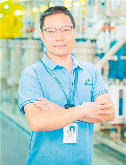 李宇权，开平依利安达电子有限公司实验室技术主管，他深耕线路板质检领域30年，推动实验室智能化革命，累计完成20余项国际客户严苛认证，降本增效，破解生产设备难题。