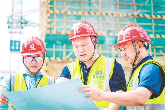 邝任扬，广东聚源建设集团有限公司江门工区副经理，他作为主要参加人完成发明专利11项、科学技术成果3项、QC4项、省工法1项，并担任的多个工程的建筑施工项目多次获省级奖项。