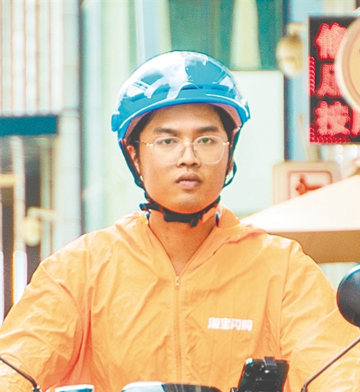 陈名君，江门市乐哒信息服务有限公司骑手，他充分发挥职业优势，将本职工作与公益相结合，为需要帮助的人提供及时援助。他的善举赢得了居民跟骑手群体之间的赞誉，展现了骑手群体的社会责任感。