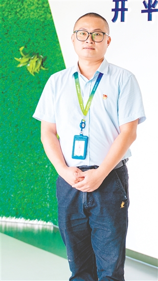 甄小成，瀚蓝（开平）固废处理有限公司市场主管，中共党员，他凭借过硬的专业技能和严谨的工作态度，迅速成为团队骨干。他积极拓展业务，为公司发展注入新动力，连年获环卫工作“优秀工作者”荣誉称号。