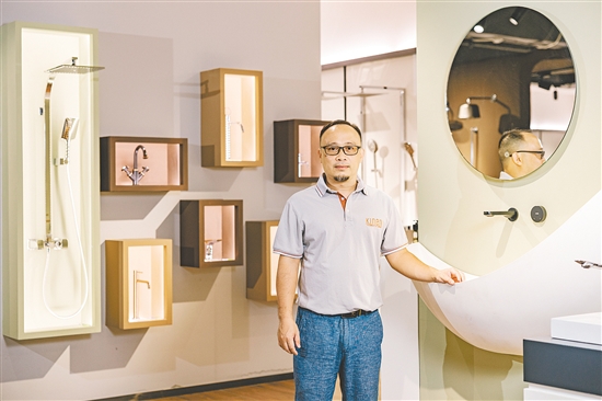 郭耀权，广东金恩卫浴实业有限公司总工程师，他精研卫浴五金设计，主导多款专利产品量产，部分产品填补国内外技术空白；牵头成立创新工作室，培养青年技术骨干。2022年被评为“鹤山市劳动模范”。