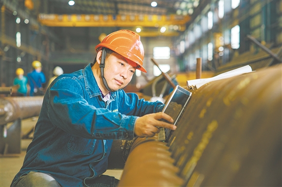 邓书阳，广东博盈特焊技术股份有限公司制造部经理，他带领团队攻克防腐防磨难题，研发新型堆焊技术显著提升设备耐用性；主导建立技能大师工作室，培养焊接技术人才，荣获“江门市首席技师”等荣誉。