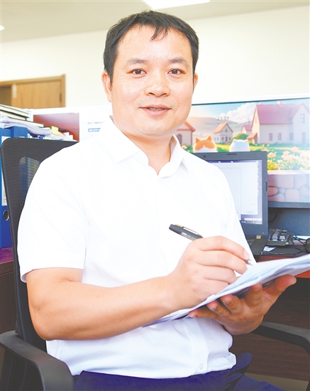 叶春鸿，恩平市职业技术教育中心教师，他首创“一核六翼”心理健康教育模式，服务学生超2万人次，推动学校获评省级特色学校。10年来累计开展心理危机干预278例，组建“心之翼”志愿队服务社区1300余人次。