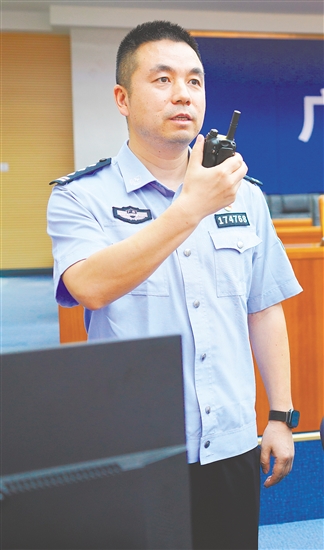 白晓晖，江门市公安局指挥中心副主任，中共党员，从警22年来，荣立个人二等功4次、三等功5次，他以忠诚担当、创新实干的精神，为维护江门社会稳定和群众安全作出了突出贡献。