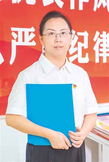 曾思婷（女），江门市蓬江区人力资源和社会保障局养老与失业保险股（城乡居民养老保险股）股长，中共党员，她积极下沉村（居）宣讲社保政策，切实维护被征地农民合法社保权益，推动“一网通办”“免申即享”，助力万家企业减负。