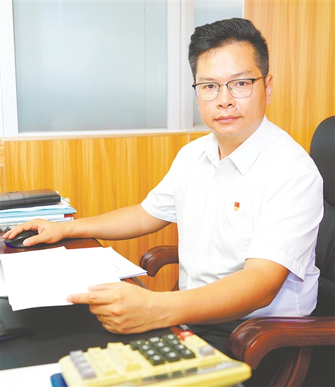 关一帆，台山市广海镇党委副书记、镇总工会主席、三级主任科员，中共党员，他推动成立江门市首个渔业工会联合会，打造工会海上移动驿站；推动广海镇成功入选省“百千万工程”第二批典型镇名单，其典型镇建设规划经省指挥部审核获评“优秀”档次。