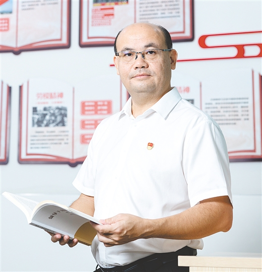 吕志杰，鹤山市总工会维权部部长，中共党员，他创新“一门式+全流程化解”机制，打造全国首批基层劳动关系公共服务样板站点，个人荣获“广东省优秀工会工作者”称号，被记三等功1次。