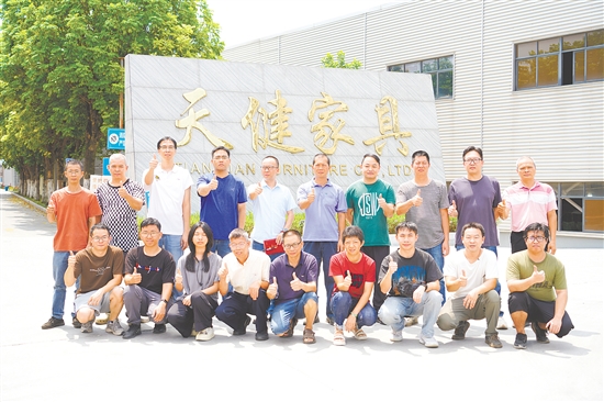 江门市新会区天健家具有限公司技术研发中心是江门市认定的市级技术工程中心，负责产品研发设计、工艺设备设计和管理、现场工艺管理。产品设计开发能力逐步提升，开发新产品年均达160款。