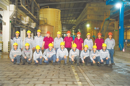 江门市芳源新能源材料有限公司浸出车间在节能增效和工艺上做了很多优化，取得突出的成效，如取消二氧化硫使用，每个月节约30多万元，荣获集团“一等先进项目奖”；溶解工序配合萃取收钪，全面提升科技创新能力。