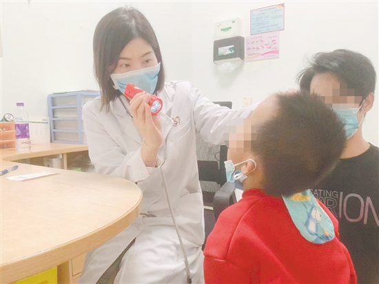 反复高烧、喉咙痛、脖子肿是“亲吻病”的典型症状。