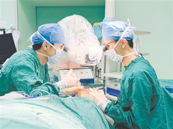 医生为患者进行手术。