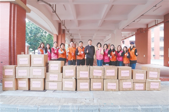 本次捐赠筹措到衣服25箱共996件,图书1箱共198本。 本次捐赠筹措到衣服25箱共996件,图书1箱共198本。