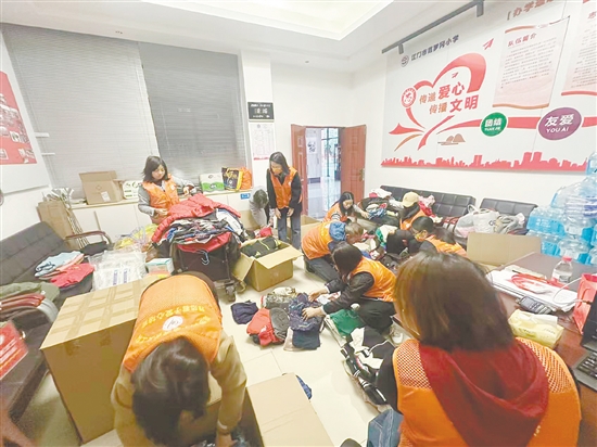 家长义工们正在加班加点打包衣物。 家长义工们正在加班加点打包衣物。