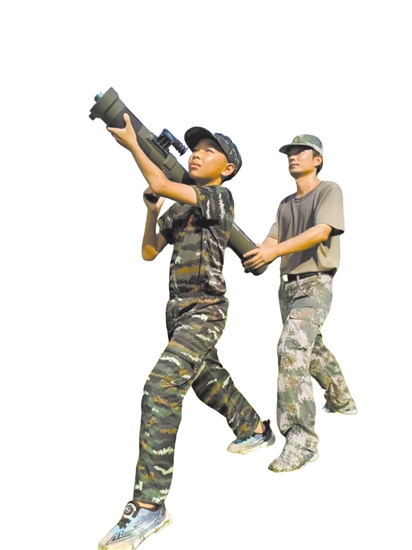 营员在教官指导下体验火箭筒射击。