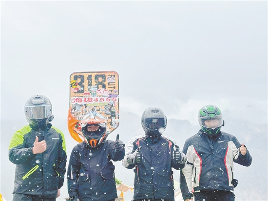 余鸿威(右一)与“旅游搭子”骑摩托车到西藏途中合影留念。 余鸿威(右一)与“旅游搭子”骑摩托车到西藏途中合影留念。