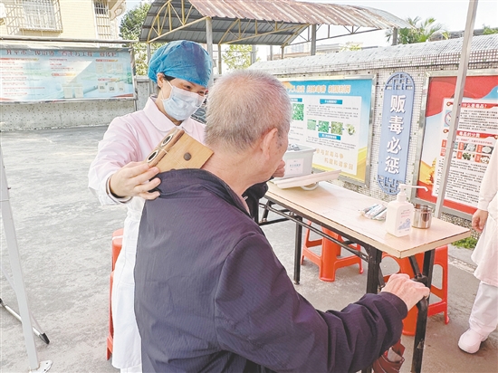 开平市中医院将拔罐、艾灸、耳穴压豆等中医适宜技术带到活动现场，吸引不少居民前来体验。
