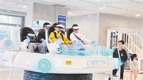 学生在科创中心体验旋转飞车。 学生在科创中心体验旋转飞车。