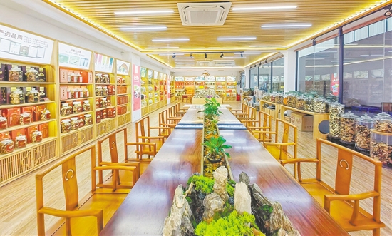 天马村探索“陈皮+文旅”模式，引入广东岭南大健康生态科技集团等重点企业，促进产业融合。