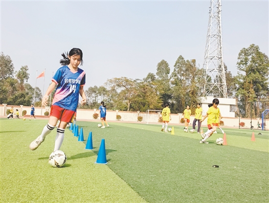 “快乐足球”是大泽吕金铨学校特色教育核心内容。
