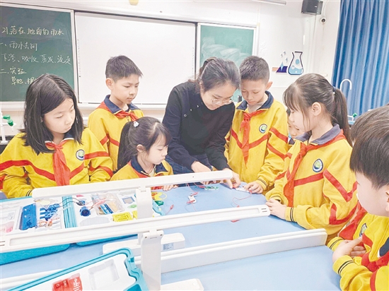 大泽吕金铨学校深度整合信息科技、综合实践与科学课程资源，构建立体科创课程体系。