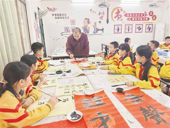 大泽吕金铨学校常态化开展书画课堂活动，传承优秀传统文化。