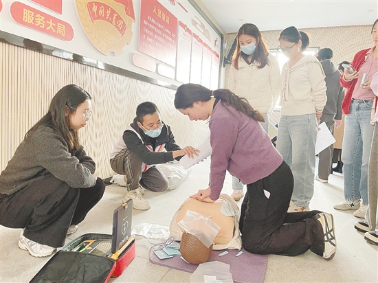 培训中，教职工在模拟人教具上反复实操演练，师资团队手把手现场指导。