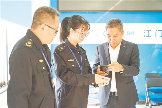 江海区市场监管局执法人员入企检查时，主动向企业负责人“亮码”。