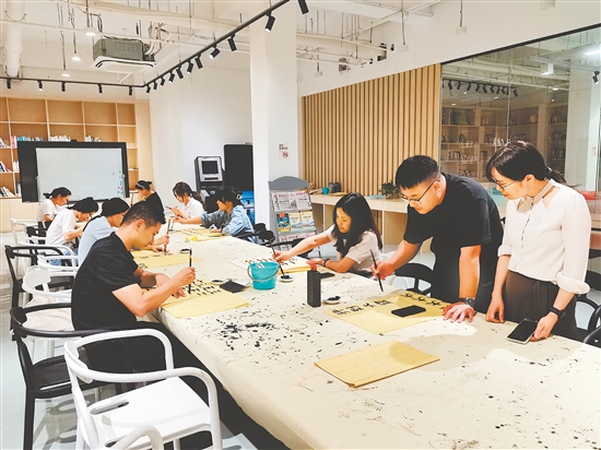 我市各级党群服务中心因地制宜推出“党群小夜校”。图为学员们在书法课堂上学习。