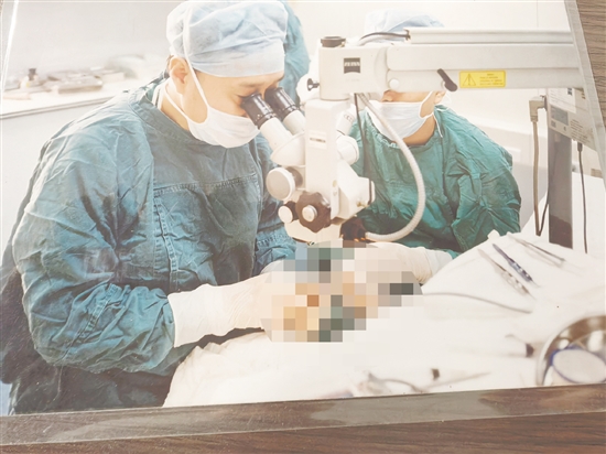 2011年王立在进行视网膜脱离手术。