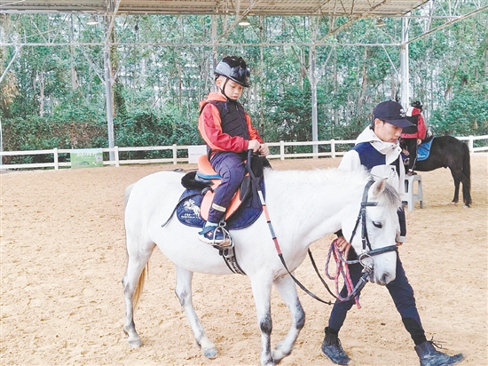 孩子们在骑马体验中认识“马的语言”和“人的礼仪”。