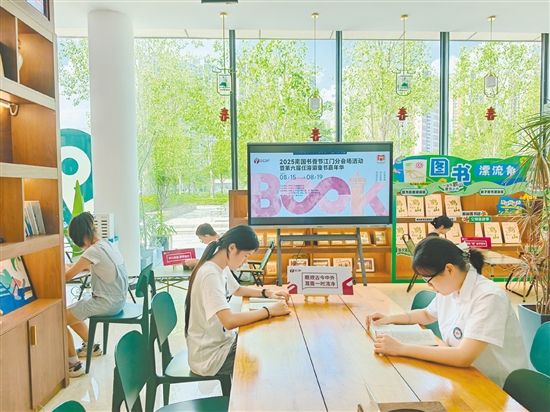 多元联动的社会参与模式,为书香氛围注入持久动力。图为在“枫子和茶”店内举办的“一本在鹤山漂流的书”活动。 多元联动的社会参与模式,为书香氛围注入持久动力。图为在“枫子和茶”店内举办的“一本在鹤山漂流的书”活动。