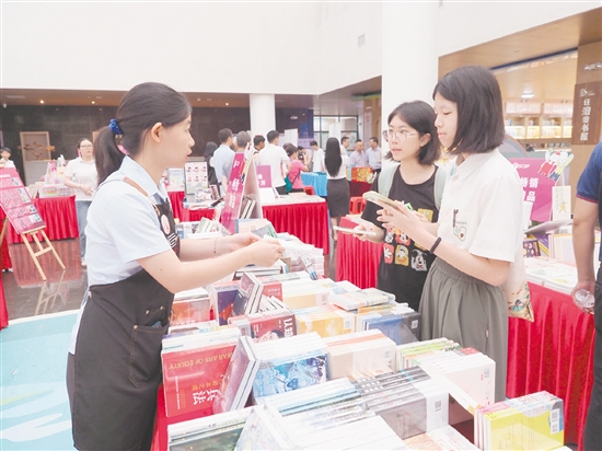 市民在第六届“任溶溶童书嘉年华”(鹤山分会场)现场选购图书。 市民在第六届“任溶溶童书嘉年华”(鹤山分会场)现场选购图书。
