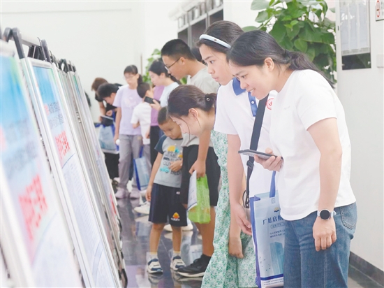 鹤山举办首届“任溶溶作文奖”现场作文大赛作品展览。 鹤山举办首届“任溶溶作文奖”现场作文大赛作品展览。